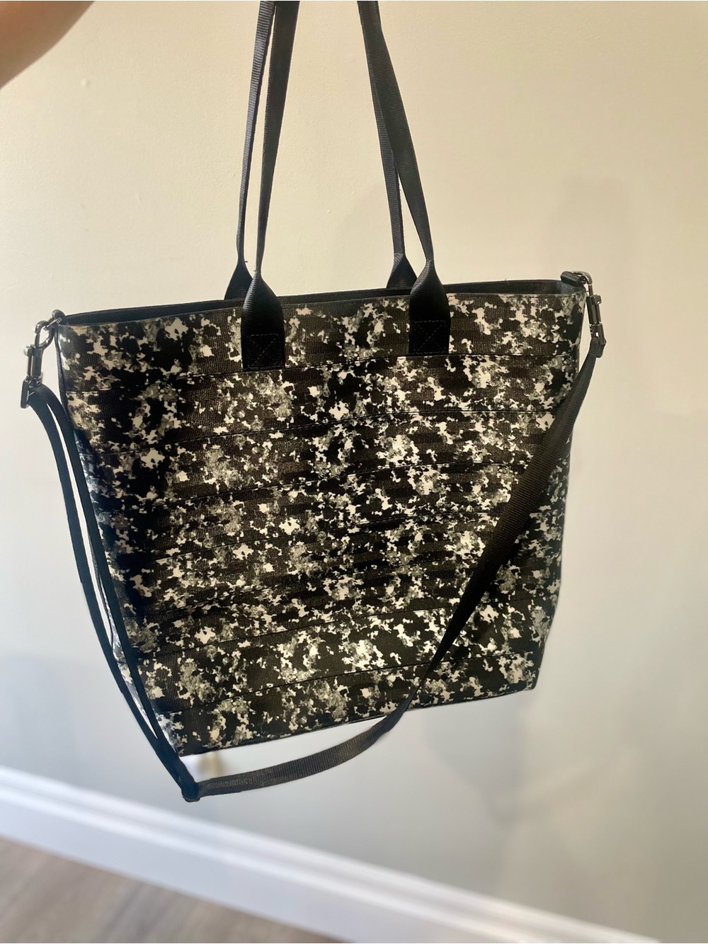RARE Harveys Seatbelt Streamline Tote in Granite - Size Medium